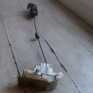 Vedd meg online FORD MONDEO 01-07 Jobb hátsó ajtó zárszerkezet központi záras bontott alkatrész