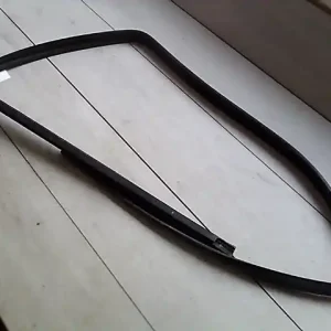 Különleges ajánlat SUZUKI WagonR+ Jobb első ablakvezető gumi bontott alkatrész