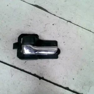 Kedvezményes ár TOYOTA AVENSIS 01-03 Bal hátsó belső kilincs 4 ajtós bontott alkatrész