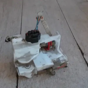 Ingyenes szállítás TOYOTA AVENSIS 97-00 Bal hátsó ajtó zárszerkezet központi záras kombi bontott alkatrész