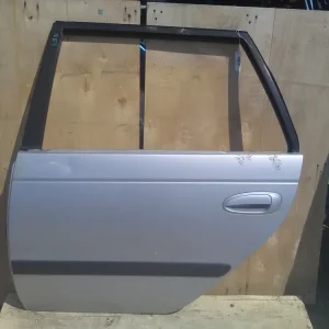 Csak ma TOYOTA AVENSIS 97-00 Bal hátsó ajtó. ezüst, kombi bontott alkatrész