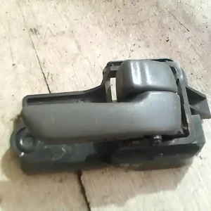 Csak ma TOYOTA AVENSIS 97-00 Jobb hátsó belső kilincs bontott alkatrész