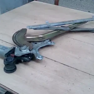 Vedd meg most TOYOTA Avensis Verso 2001.08.01-2009.03.31 Bal hátsó ablakemelő szerkezet elektromos egyterű bontott alkatrész