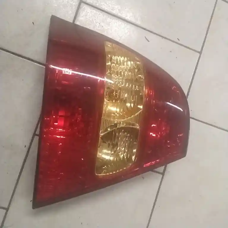 Gyors szállítás TOYOTA Corolla (E120) 2002.01.01-2004.05.31 Bal hátsó lámpa lépcsőshátú kivitel bontott alkatrész