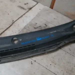 Különleges ajánlat TOYOTA Corolla (E120) 2002.01.01-2004.05.31 Bal levélrács záróvég bontott alkatrész