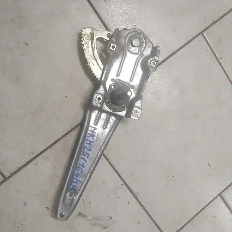 Árengedmény TOYOTA Corolla (E120) 2002.01.01-2004.05.31 Jobb hátsó ablakemelő szerkezet mechanikus bontott alkatrész