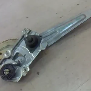 Végkiárusítás TOYOTA COROLLA 97.05-99.09 Bal hátsó ablakemelő szerkezet mechanikus 4 ajtós 4 ajtós bontott alkatrész