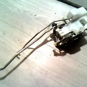 Expressz kézbesítés TOYOTA COROLLA AE/EE 92.05-97.04 Bal első ajtó zárszerkezet mechanikus nem központizárasbontott alkatrész