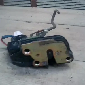 TOYOTA COROLLA AE/EE 92.05-97.04 Bal hátsó ajtó zárszerkezet központi záras 4 ajtós bontott alkatrész Olcsó