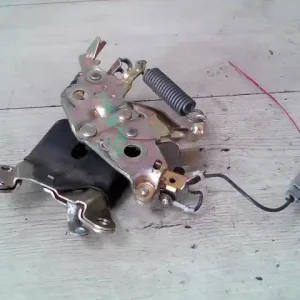 Vedd meg online TOYOTA COROLLA AE/EE 92.05-97.04 Csomagtér ajtó zárszerkezet bontott alkatrész