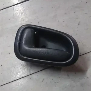 Vásárlói kedvenc TOYOTA COROLLA AE/EE 92.05-97.04 Bal hátsó belső kilincs bontott alkatrész