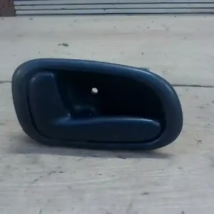 Kedvezményes ár TOYOTA COROLLA AE/EE 92.05-97.04 Bal hátsó belső kilincs 4 ajtós bontott alkatrész