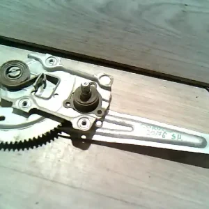 Kihagyhatatlan ajánlat TOYOTA COROLLA AE/EE 92.05-97.04 Jobb hátsó ablakemelő szerkezet mechanikus bontott alkatrész