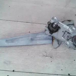 Különleges ajánlat TOYOTA COROLLA AE/EE 92.05-97.04 Jobb hátsó ablakemelő szerkezet mechanikus ferdehátú kivitel 5 ajtós bontott alkatrész