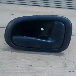 Kihagyhatatlan ajánlat TOYOTA COROLLA AE/EE 92.05-97.04 Jobb hátsó belső kilincs 4 ajtós bontott alkatrész