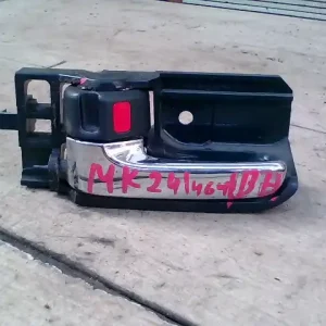 Ingyenes szállítás TOYOTA COROLLA E120 04.06-07.01 Bal hátsó belső kilincs 5 ajtós bontott alkatrész