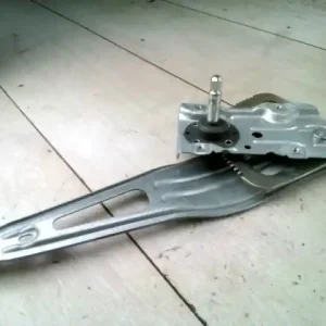 Kiárusítás TOYOTA YARIS 06.01.01-08.12.31 Jobb hátsó ablakemelő szerkezet mechanikus bontott alkatrész