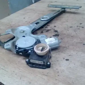 Gyors kiszállítás TOYOTA YARIS 2009.01.01-2011.10.15 Bal első ablakemelő szerkezet elektromos 5 ajtós bontott alkatrész