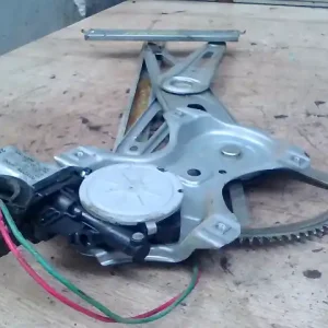 Azonnal elérhető TOYOTA YARIS 2009.01.01-2011.10.15 Jobb első ablakemelő szerkezet elektromos 5 ajtós bontott alkatrész