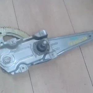 Exkluzív ajánlat TOYOTA YARIS 99.04-05.09 Bal hátsó ablakemelő szerkezet mechanikus 5 ajtós bontott alkatrész