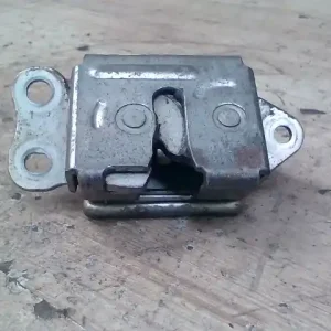 Vedd meg most TOYOTA YARIS 99.04-05.09 Csomagtér ajtó zárszerkezet 3 ajtós bontott alkatrész