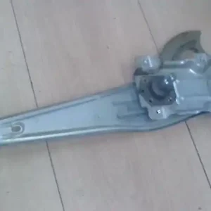 Különleges ajánlat TOYOTA YARIS 99.04-05.09 Jobb hátsó ablakemelő szerkezet mechanikus 5 ajtós bontott alkatrész