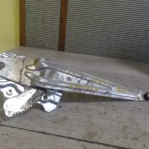 Azonnal elérhető TOYOTA YARIS VERSO 00-05 Bal hátsó ablakemelő szerkezet mechanikus 5 ajtós bontott alkatrész