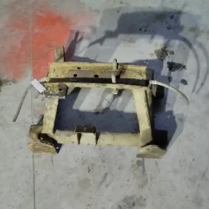 TRABANT 601 Első bölcső futóműtartó segédkeret 0.6bbontott alkatrész Outlet