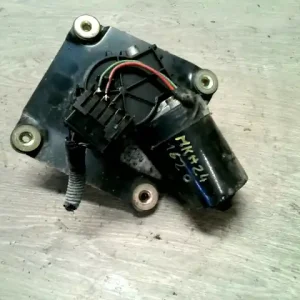 VOLVO V40 Ablaktörlő motor első bontott alkatrész Vedd meg online