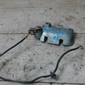 Azonnal elérhető VOLVO V40 Bal első külső kilincs tartó bontott alkatrész