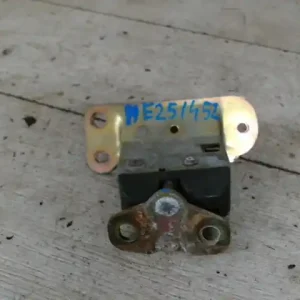 VOLVO V40 Csomagtér ajtó zárszerkezet bontott alkatrész Népszerű