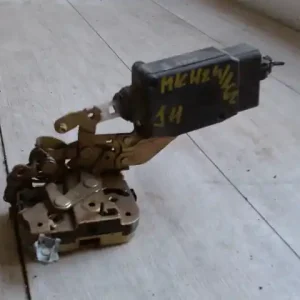 VOLVO V40 Jobb hátsó ajtó zárszerkezet központi záras kombi bontott alkatrész Olcsó