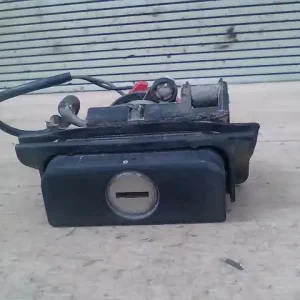 Alacsony ár VW GOLF III. Csomagtérajtó kilincs dugózárral, kulcs nélkül,3 ajtós bontott alkatrész