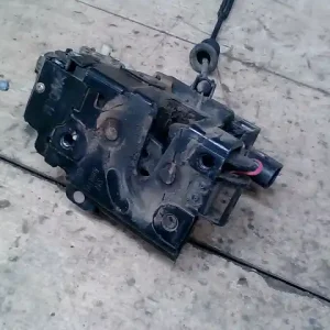 Akció VW GOLF IV. Bal első ajtó zárszerkezet központi záras 5 ajtós bontott alkatrész