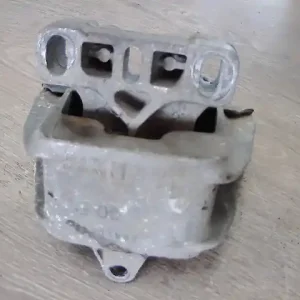 Árengedmény VW GOLF IV. Motortartó bak bal első bontott alkatrész