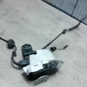 Akció VW PASSAT 00.11-05.02 B5.5 Bal első ajtó zárszerkezet központi záras bontott alkatrész