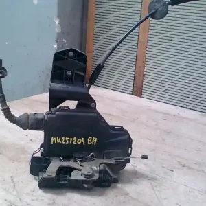 Akciós ár VW PASSAT 96.10-00.10 B5 Bal hátsó ajtó zárszerkezet központi záras 4 ajtós bontott alkatrész