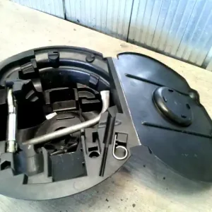 VW POLO V. 02-05 Szerszámtartó pótkerékbe + kerékkulcs bontott alkatrész Árcsökkenés